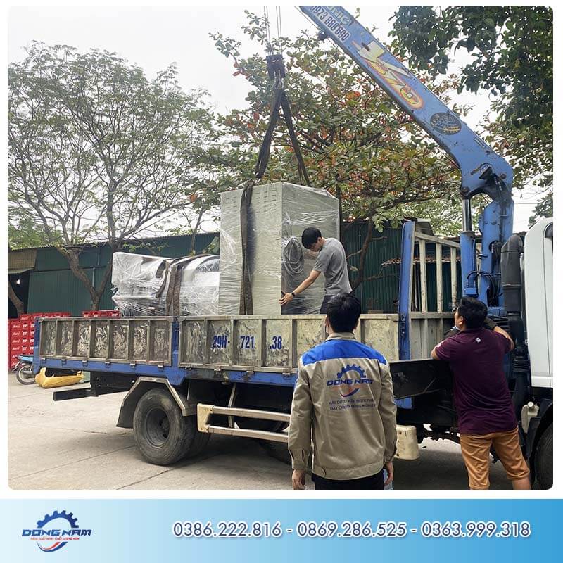 Đội ngũ kỹ thuật vận chuyển máy rang cho khách hàng