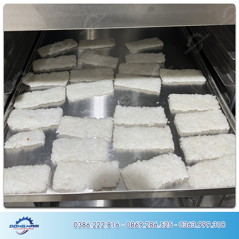 Dàn đều cơm cháy lên khay