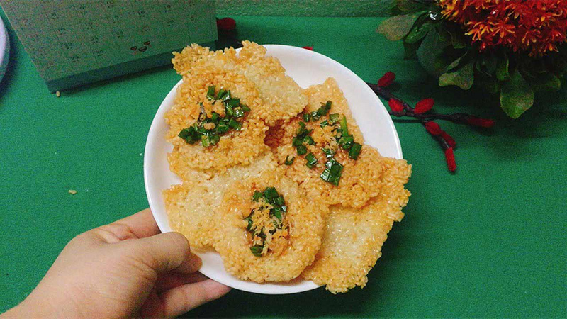 Phết sốt hành thơm lên cơm cháy