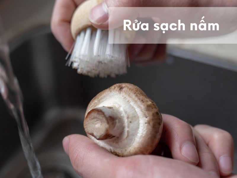 Rửa sạch nấm